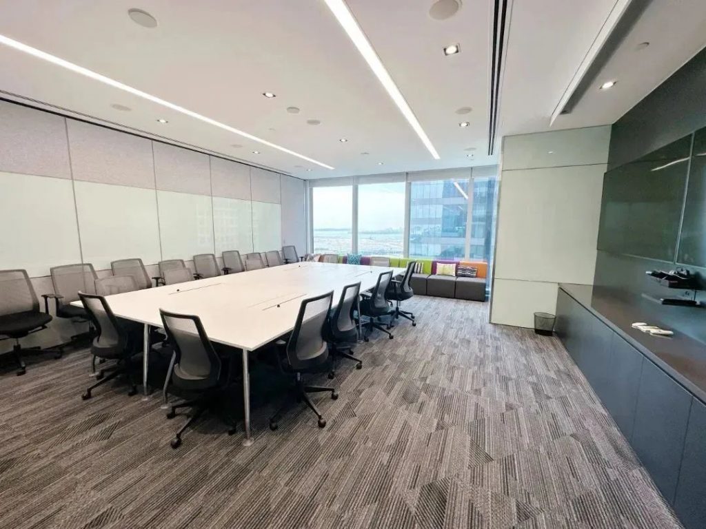 新办公室的设计考虑了现代化企业办公的特性